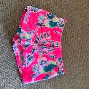 Lilly Pulitzer cute short. Faux back pockets.  Front pockets. Adjustable waist